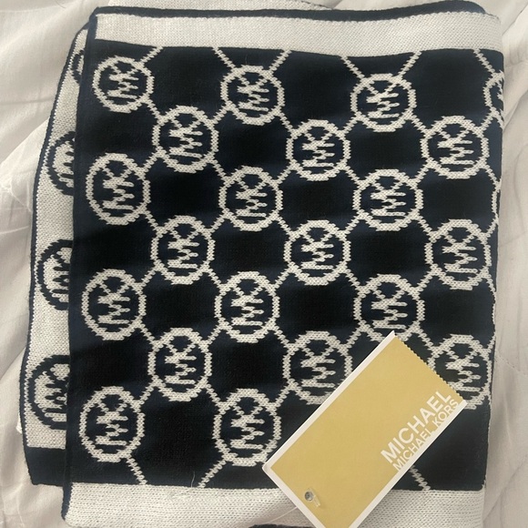 Double Sided Michael Kors Scarf - Picture 1 of 2